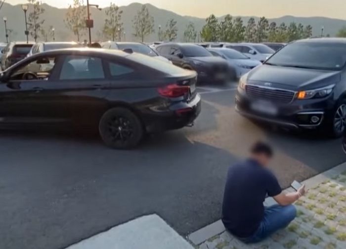 주차장에서 사람이 자리 맡고 안 비켜준다면? “사람이 먼저 vs 차가 먼저” (영상)
