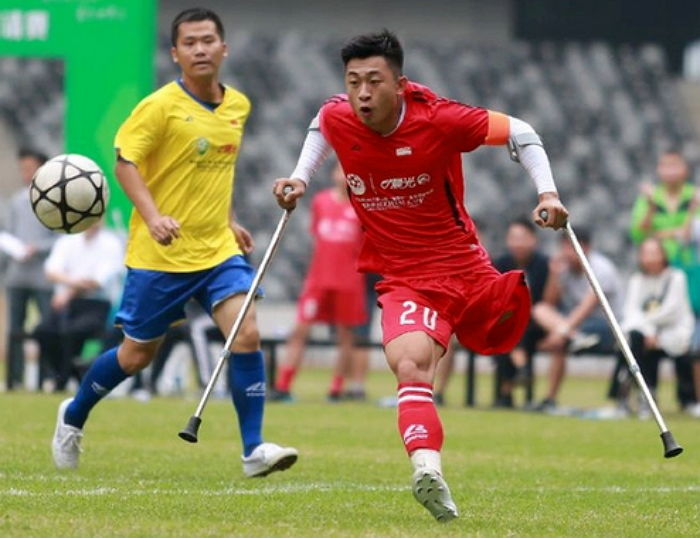 한쪽 다리 없는데도 축구 너무 잘하고 성격 좋아 ‘핵인싸’된 축구선수 (영상)