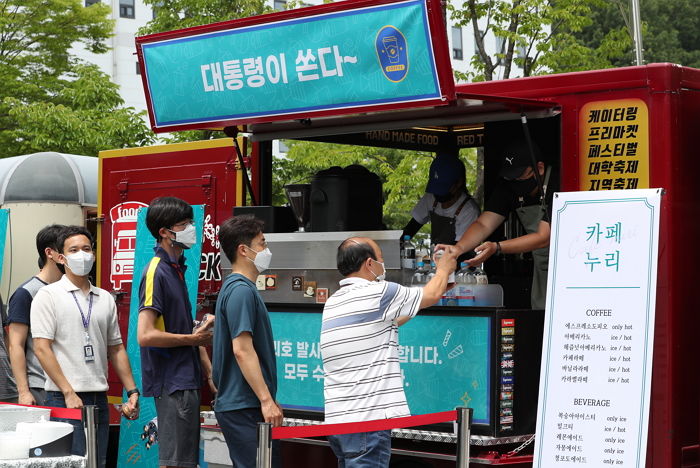 누리호 영웅들에게 1천명분 커피+쿠키 쏜 윤석열 대통령