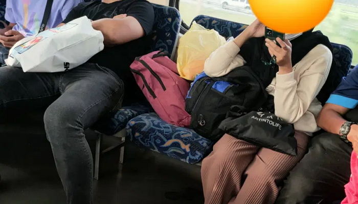 지하철 만석인데 더러운 바닥에 가방 두기 싫다고 좌석 두 개 차지한 민폐 여성