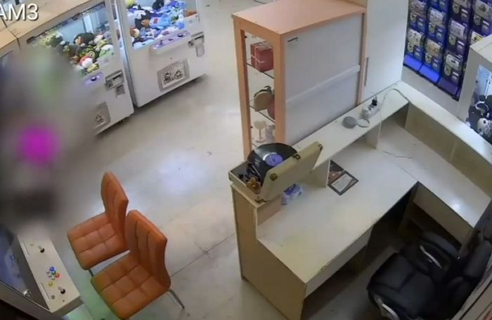 “김포 인형뽑기방 구석에 ‘대변’ 보고 도망간 여성을 찾습니다” (영상)