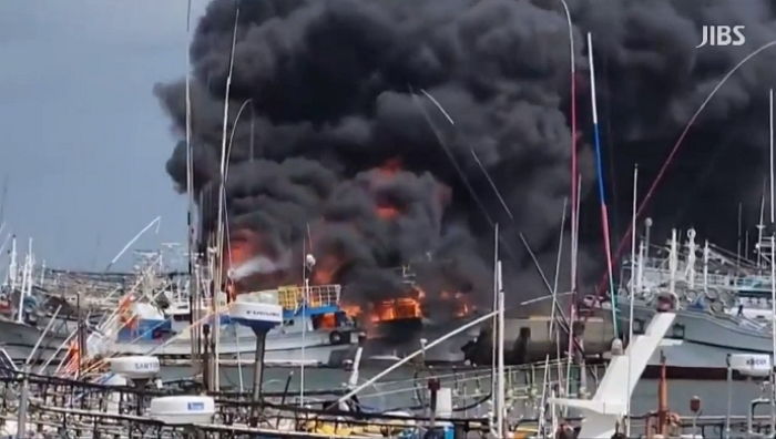 제주시 한림항서 어선 3척 화재...“펑 소리와 함께 불길 번져”