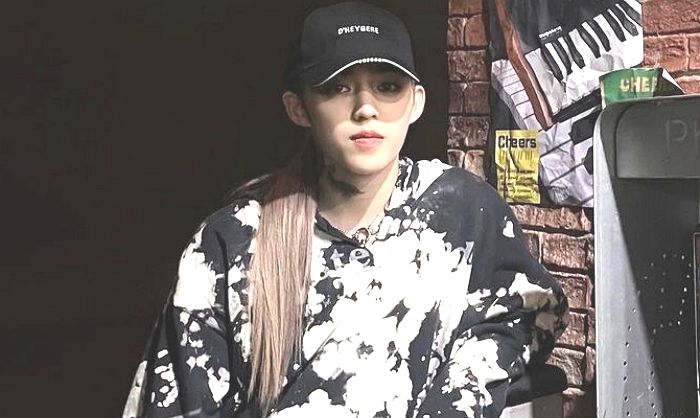 ‘포니테일 머리’로 변신하고 걸그룹만큼 예쁜 미모 뽐낸 남자 아이돌 (영상)