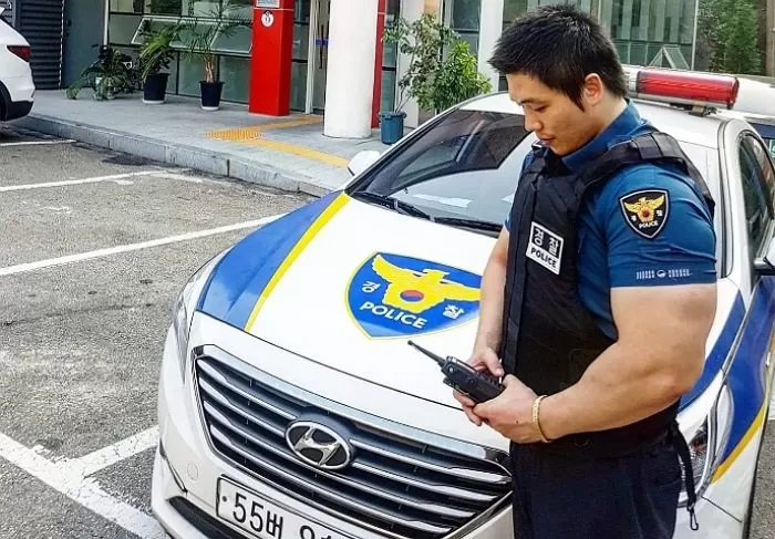 매년 ‘기부 달력’ 만든 몸짱 경찰관, 올해는 건강 문제로 제작 안 한다