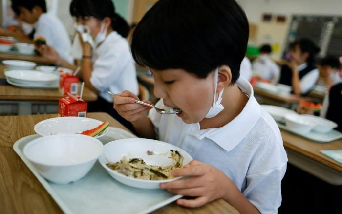 치솟는 물가 때문에 급식에 과일 대신 과일맛 젤리 주는 일본 중학교
