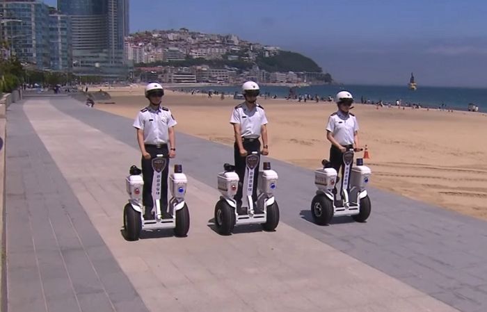 전동 킥보드 ‘세그웨이’ 타고 해운대·광안리 해수욕장 순찰 다니는 부산 경찰 근황