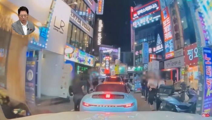 술집 골목서 포르쉐 지나가자 타이어에 발 집어넣고 합의금 요구한 남성 (영상)