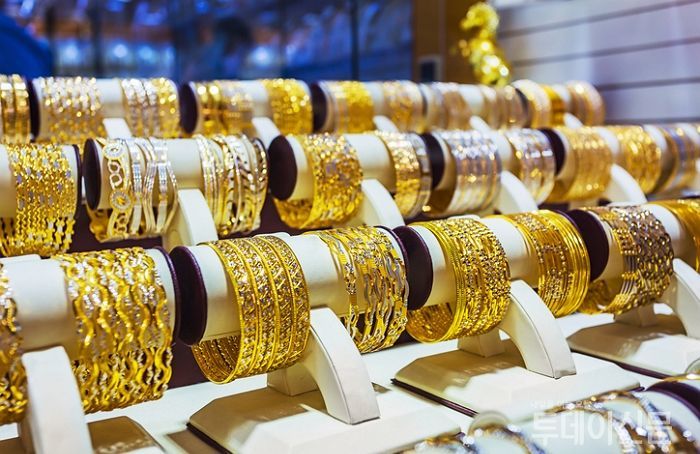 눈치빠른 금은방 사장님이 금팔찌 대신 보여준 ‘도금팔찌’ 순금인줄 알고 들고 튄 10대들