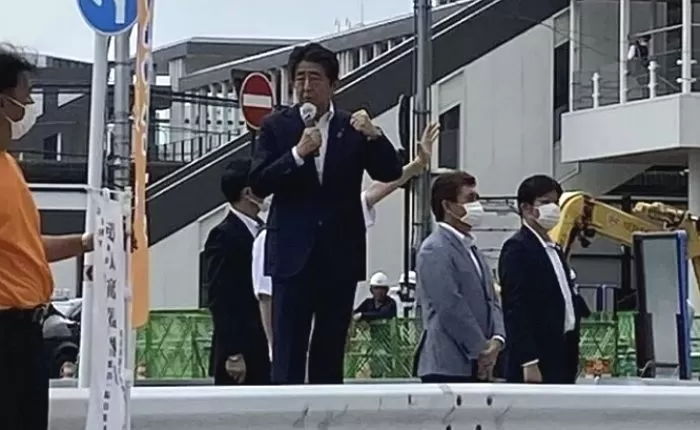 아베 경호원들 늑장 대처에 재조명되는 박근혜 ‘소주병 테러’ 당시 경호원들 대응 (영상)