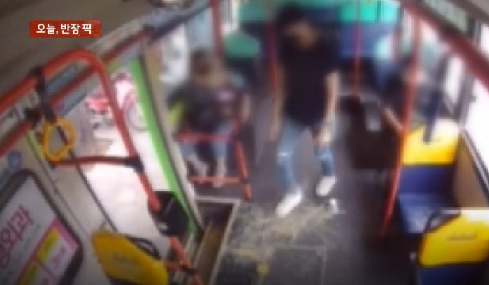 버스에 ‘아이스 라떼’ 들고 타더니 탑승거부 당하자 바닥에 던지고 도망친 여성 승객 (영상)