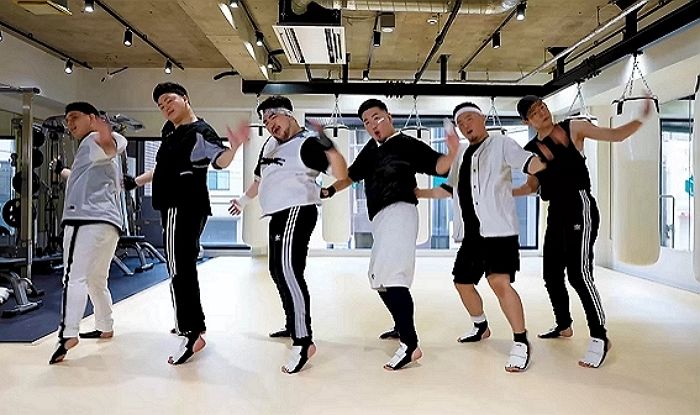 르세라핌 뺨치는 우아한 춤선으로 조회 수 폭발한 30대 아저씨들의 fearless 커버 영상