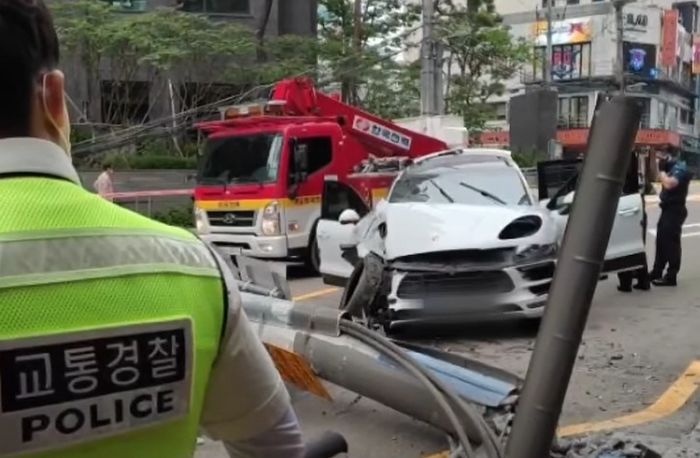포르쉐로 전신주 들이받고 냅다 도망친 20대 운전자...무더위에 반나절 정전