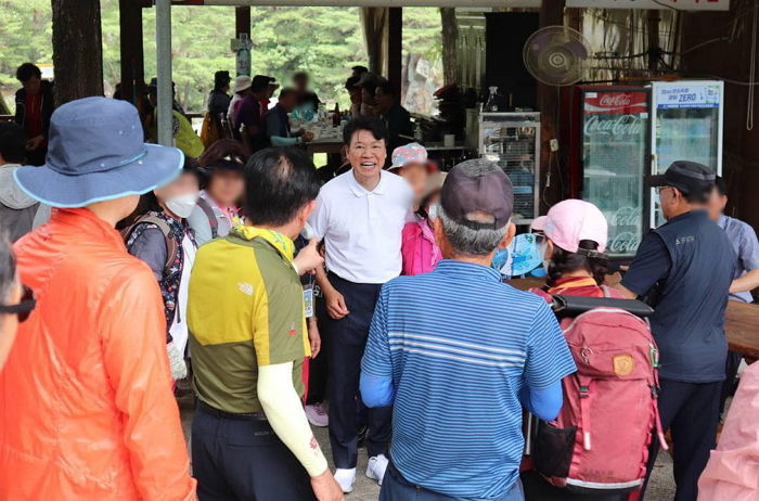 이준석 ‘당원권 정지’ 중징계...장제원은 산악회 조직원 1100명과 등산 떠나