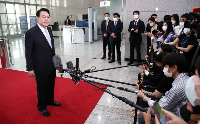 윤 대통령, 도어스테핑 잠정 중단...코로나19 예방 차원