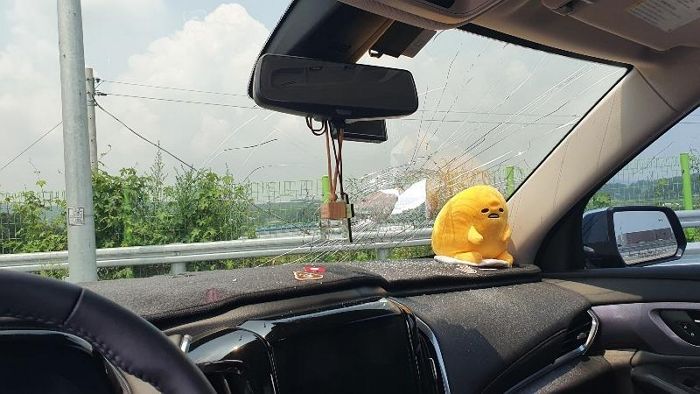 어제자 영동 고속도로 달리다 화물차서 날아온 판스프링에 자동차 박살난 운전자 (영상)