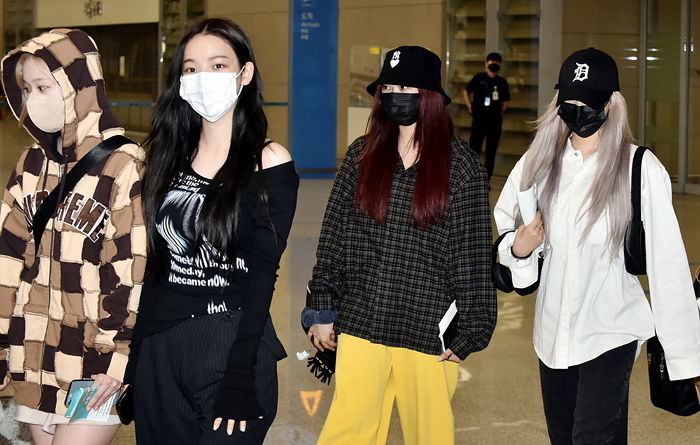 에스파, 각자의 개성 살린 공항 패션