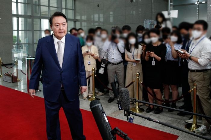 대통령실 출입기자 11명 ‘확진’...경호처가 윤 대통령에게 건의해 ‘도어스테핑’ 중단