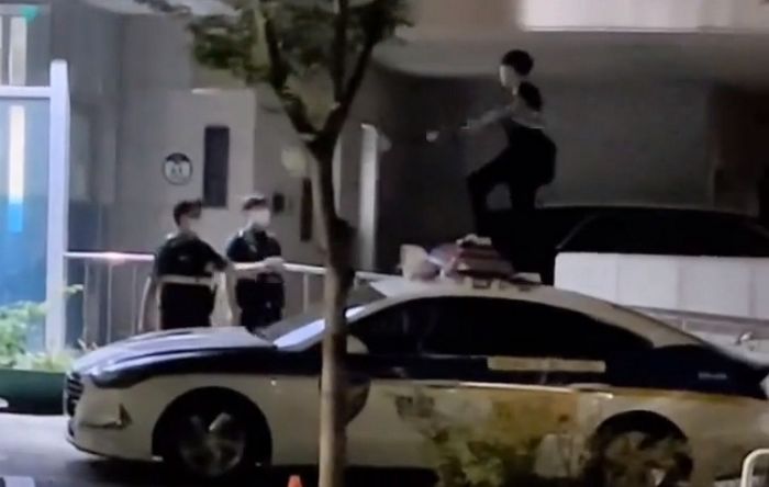 새벽에 만취한 채로 파출소 찾아가 순찰차 위에서 막대기 휘두르며 난동부린 중학생(영상)