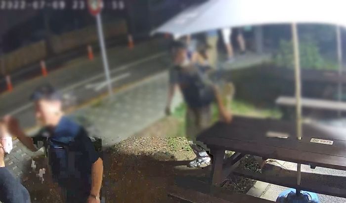 “금연 구역이니 담배 꺼달라” 두 손 모아 부탁한 편의점 女점주 폭행한 손님 (영상)