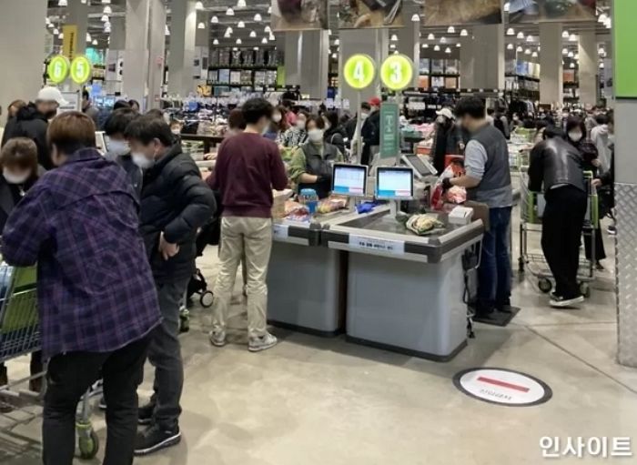 요즘 돈 없는 ‘2030세대’, 일부러 마트 문 닫기 전에 뛰어간다