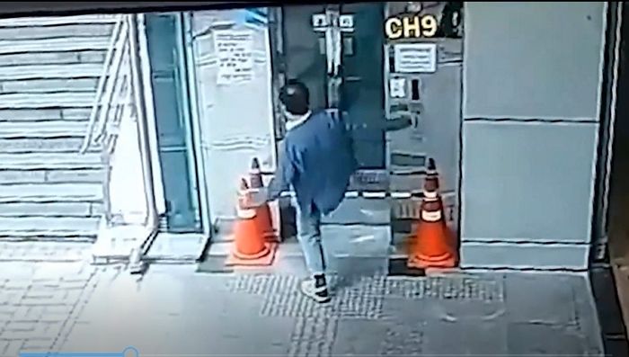 승강기 점검 나오더니 ‘장애인용 엘리베이터’ 발로 찬 민주당 정치인 (영상)