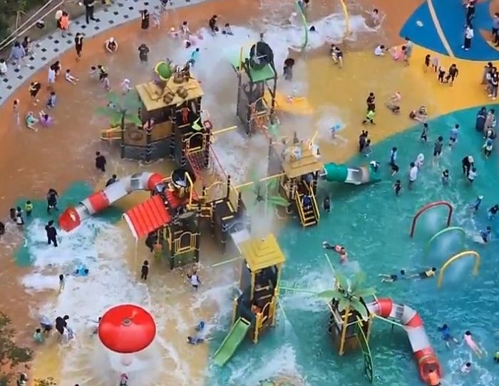 폭염 찾아오자 놀이터를 워터파크로 바꿔버린 ‘대프리카’ 아파트 클래스 (영상)