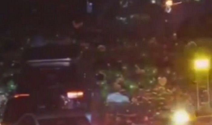 트럭서 수박 수백통 쏟아져 난리난 서해안고속도로...시민들이 직접 치웠다 (영상)