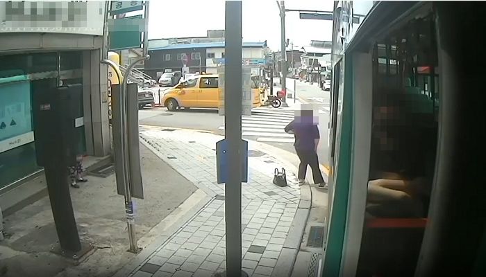 버스서 내리자마자 뒷바퀴에 발 갖다 대고 깔리길 기다리는 자해공갈녀 (영상)