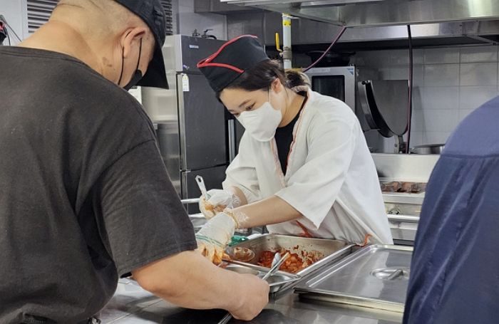 이재명 저격하던 박지현이 ‘성남’ 가서 배식봉사 하자 달리고 있는 댓글들