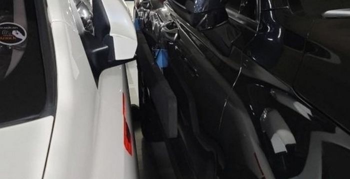 자기만 편하게 내리려고 옆 차 운전석에 ‘초밀착 주차’한 역대급 주차 빌런