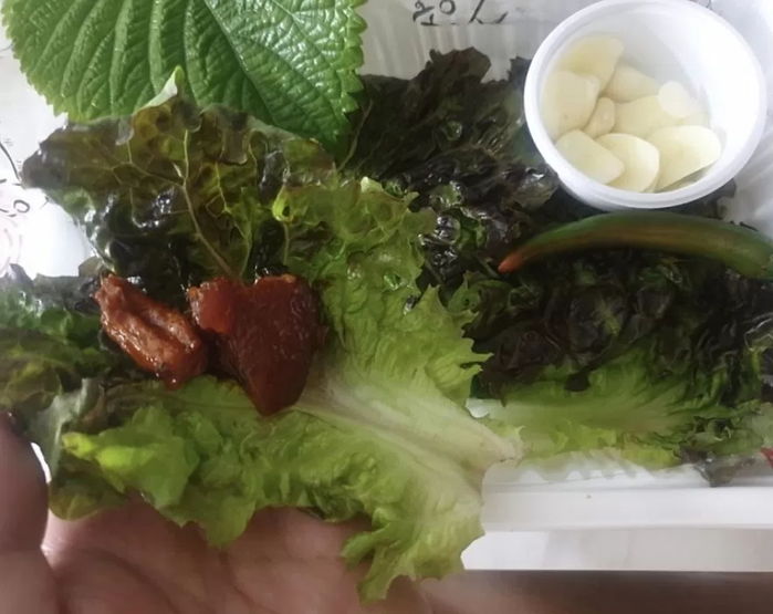 3만 7천원짜리 족발에 상추 3장 보내...“해도 너무하다vs물가 올라 이해돼”