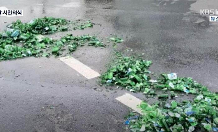 도로에 소주병 수백개 쏟아지자 달려가서 30분 만에 깨끗이 정리한 인천 시민들 (영상)