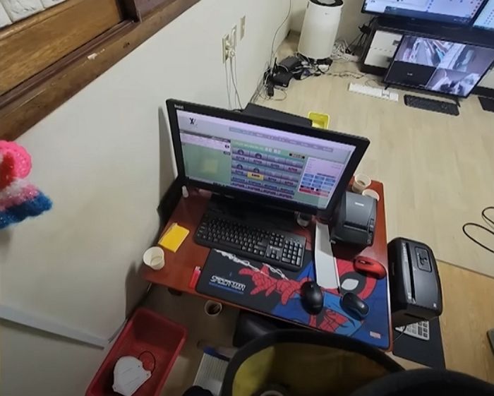 “인터넷 도박장 몰래 단속해 주세요” 신고했는데 경찰 제복 입고 찾아와 초인종 누른 경찰관