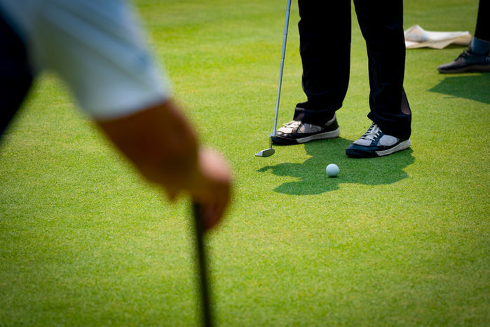 캐디 앞에 두고 풀스윙해 코뼈 부러뜨려 놓고 18홀 강행한 50대 ‘집유’