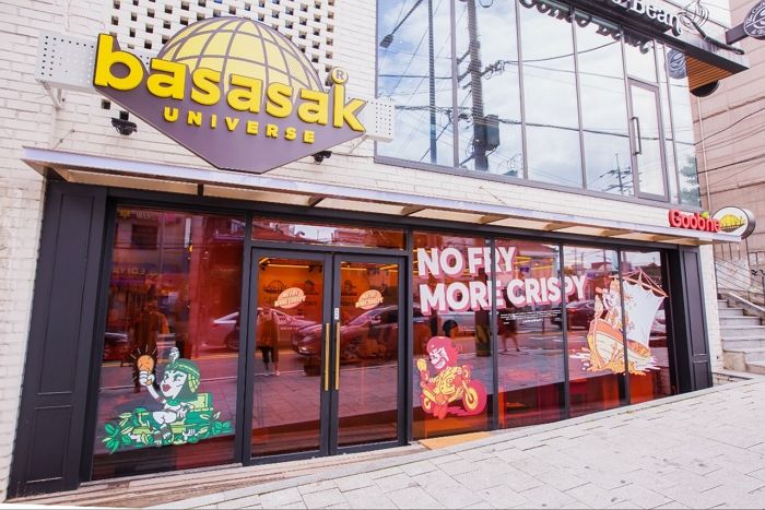 굽네 세계관 엿볼 수 있는 서울 상수동 ‘바사삭 유니버스 팝업스토어’