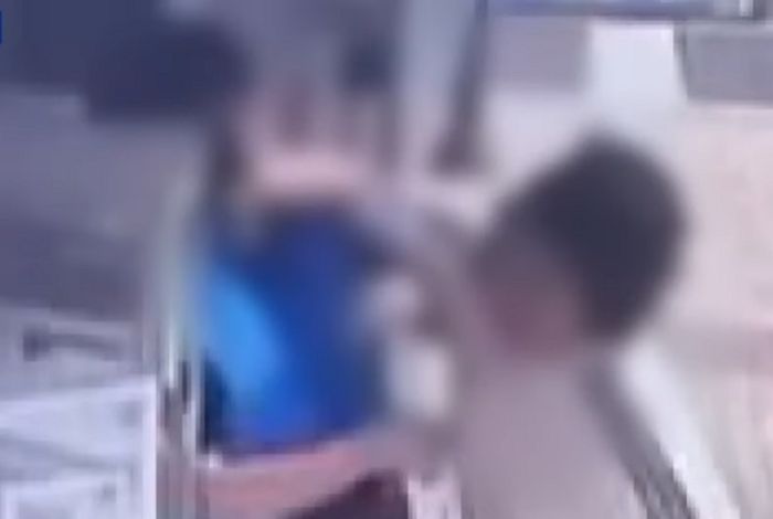 편의점 직원이 ‘마스크’ 써달라고 하자 얼굴에 주먹 꽂고 도망친 손님 (영상)