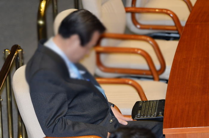 “놀지말자”...일 하자며 국회 함부로 못 쉬게하는 법 발의한 ‘신입’ 국회의원