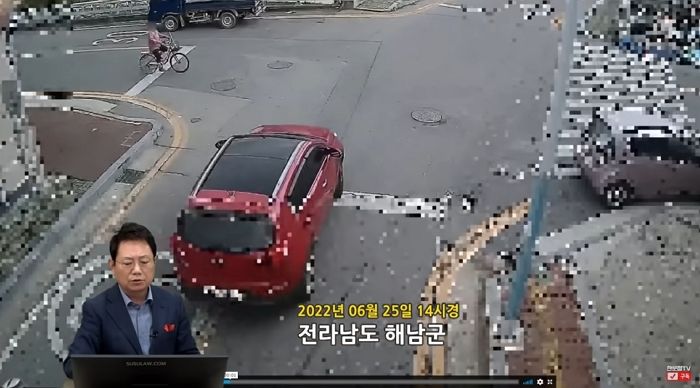 “자전거 타던 엄마가 신호 없는 교차로서 좌회전하던 SUV에 깔렸습니다” (영상)