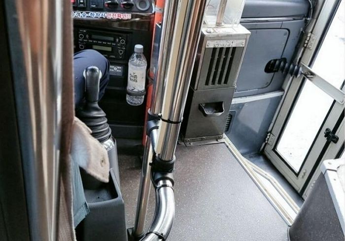 버스기사님 운전석 옆에 소주 페트병을 본 승객들 반응..“당연히 물이다 vs 술이다”