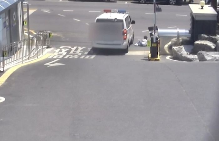 “아이와 충돌하고도 그대로 현장 떠난 경찰차, 이거 뺑소니 아닌가요?” (영상)