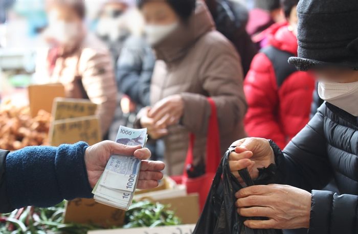 복날이라고 서울 한복판서 ‘개고기’파는 동대문 경동시장에 엇갈린 반응