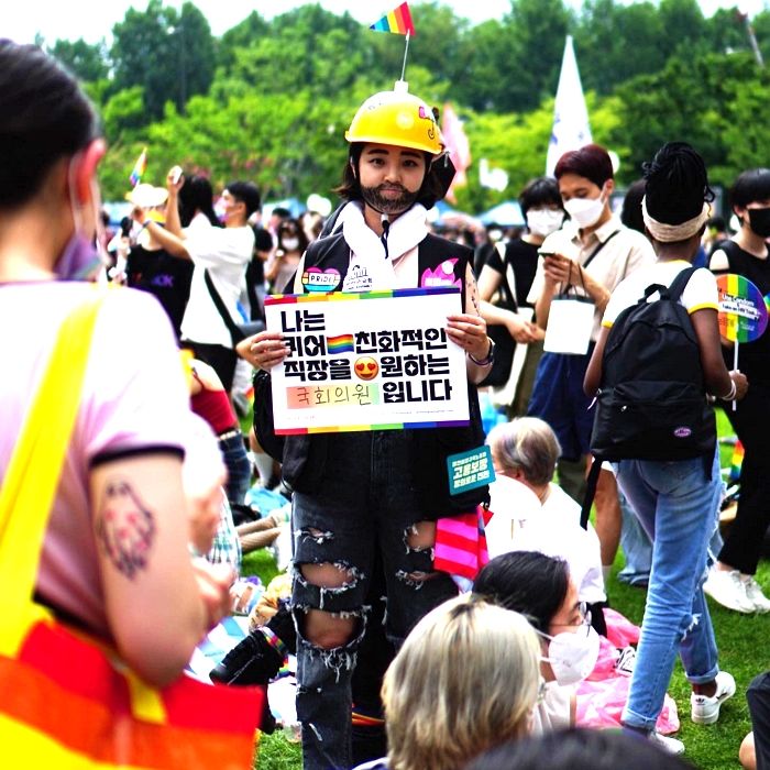 서울 ‘퀴어축제’에 수염 덥수룩한 노동자 콘셉트로 등장한 정의당 류호정