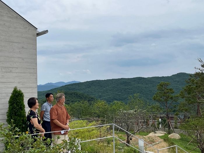 文 전 대통령 “보수 집회 욕설 참기 힘들어”...지지자들 ‘맞불집회’에는 손인사