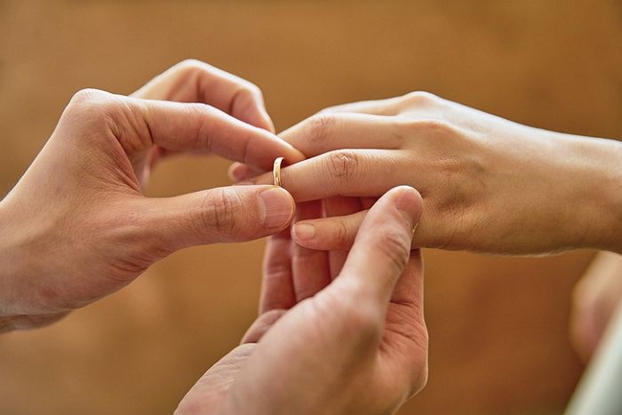 여친이 300만원짜리 ‘명품 커플링’ 하자고 조르자 고민에 빠진 대학생