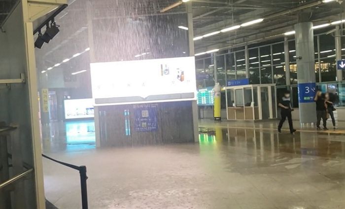 천장서 쏟아진 물폭탄에 난장판 됐던 어제자 부산역 상황 (영상)