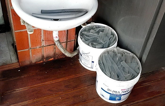 서울 영등포구 한 마라탕 배달전문점 화장실서 포착된 ‘넓적당면’ 보관 방법 (사진)