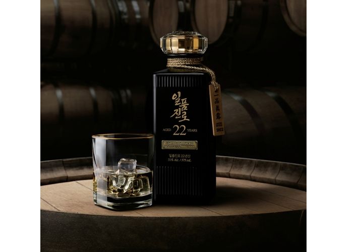 하이트진로가 출시한 한정판 목통 숙성 원액 ‘일품진로 22년산’