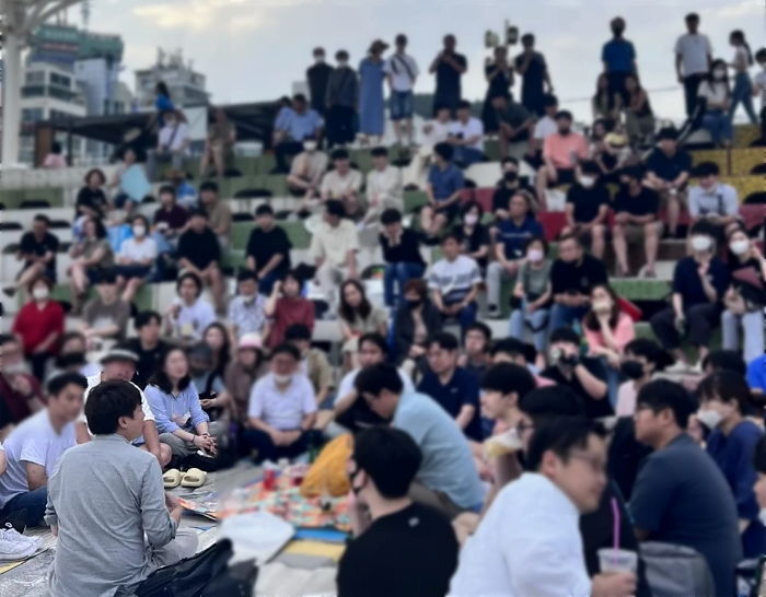 부산 ‘광안리 수변공원’ 온 이준석 보려 ‘돗자리’ 들고 달려간 20대 청년들 (사진)