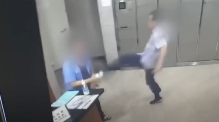 멀쩡한 엘리베이터 고장 났다고 착각해 경비원 가슴팍에 발길질한 만취 입주민