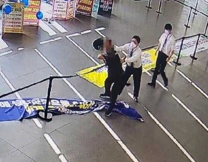 쿠팡 무단 점거 민주노총 또 폭력, 민노총 간부 쇳덩이 ‘차단봉’ 직원 향해 던져 (영상)